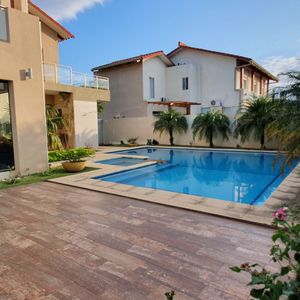 Elegante Casa Con Piscina En Venta 
