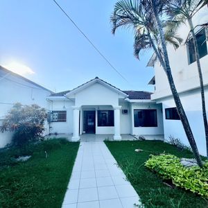 En Venta! Amplia Casa Sobre Avenida En Zona Norte