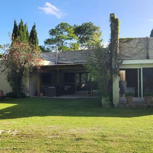 Moderna Casa De Una Planta En Venta En Jardines De Carrasco
