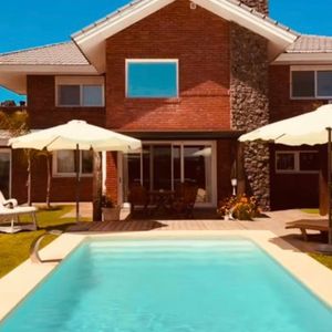 Sólida Casa En Colinas De Carrasco. 5d,4b,piscina, Barbacoa, Gran Jardín.