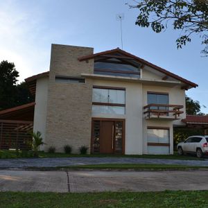 Hermosa Casa En Condominio 