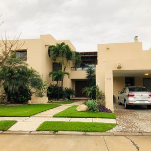 Amplia Casa En Venta Condominio La Hacienda  II