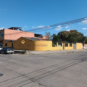 Casa Comercial En Venta A 2 Cuadras De La Av. Doble Vía A Cotoca 
