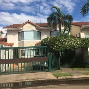 Impecable Casa En Equipetrol A Solo Una Cuadra De La Avenida San Martin