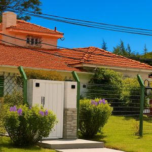 Casa Con Amplio Jardín (1500 M²), A Metros Del Mar Y Con Barbacoa Independiente