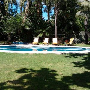 Muy Buena Casa En Playa Mansa, Con Piscina Climatizada, Terreno Cercado,  