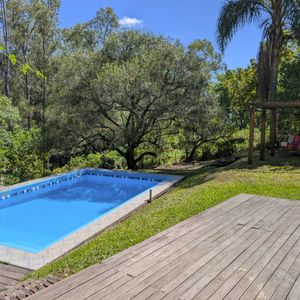 Dueño Vende Casa En Salto, Muy Luminosa Con Amplio Jardín, Piscina Y Parrillero