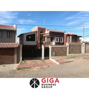 Amplia Casa En Venta En Zona Residencial.
