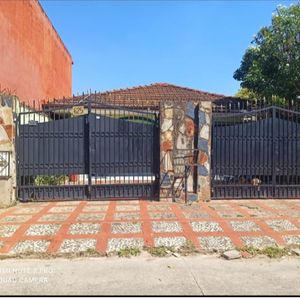 Amplia Casa En Venta – Zona Este, A Pasos De La Feria Barrio Lindo
