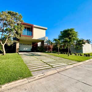 En Venta Hermosa Residencia, Hacienda Del Urubo