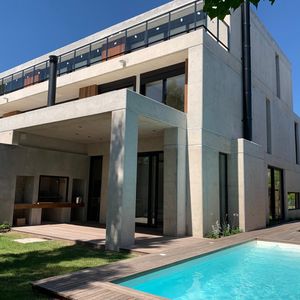 Triplex En Barrio Parques Montevideo. Fondo, Parrillero Y Piscina.