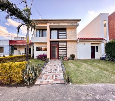 Casa En Venta 4 Dormitorios Doble Vía A La Guardia 