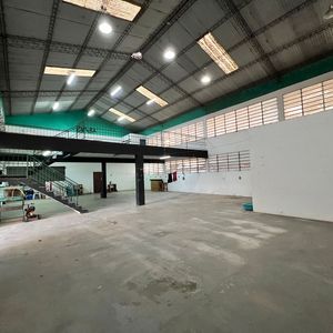 Galpón Sobre Avenida En Alquiler