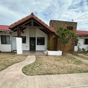 Casa Grande 4 Dorm - Dependencia - Escritorio - Churrasquera