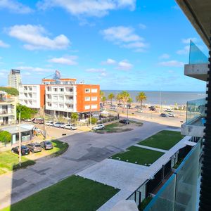 Venta Apartamento Monoambiente Con Terraza Al Frente Y Vista Al Mar En Malvín