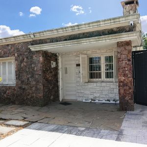 Venta Casa 2 Dormitorios Estufa A Leña Frente Con Cochera Fondo Con Barbacoa