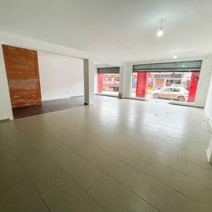 Amplio Local Comercial En Alquiler