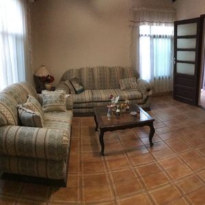 Amplia #casa En #venta, Tiene Ambientes Para #negocio. Sector Seminario 