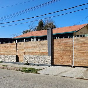 Casa Semi Reciclada Con Excelentes Posibilidades De Mejora. Ideal Inversión. 