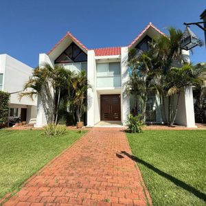 Casa Amoblada En Alquiler/venta - Urubo (los Parques)