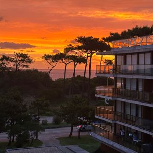 Mejor Ubicación En Punta Del Este: Frente Al Mar, 3 Dorms, Cochera