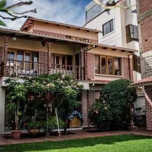 A Pasos Parque Fidel Anze Vendo Linda Casa Zona De Mayor Plusvalia De Cochabamba