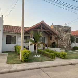 Casa En Venta En Condominio Fontana Riviera 1