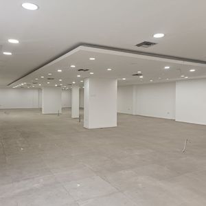 Local En Alquiler De 2.290 M2 Con Showroom