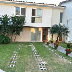 Casa De 2 Plantas De 3 Dorm Con Sala De Tv