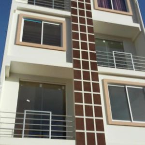 Casa De 3 Plantas De 400mts De Construccion En Sucre, Entrega Inmediata