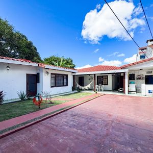 Casa En Venta Con Espacio Comercial 