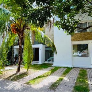 Amplia Casa En Venta - En Jardines Del Norte 1 - Av. Banzer Y 8vo. Anillo