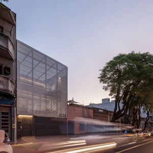 Edificio De 3 Plantas En Pleno Cordón Soho. Ideal Oficinas, Institutos, Clinicas