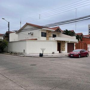 Casa De 4 Dormitorios En Esquina Alemana 2do Y 3er Anillo