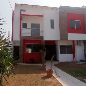 Amplia Casa De Tres Pisos En Alquiler Km 9 1/2 Doble Via