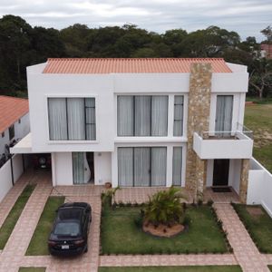 Exclusiva Casa En Venta Santa Cruz De La Colina, Urubo