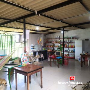 Casa En Venta Con Tienda   Al Frente De Un Area Verde