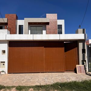  Casa Moderna En El Remanso – Zona Norte, A Solo 2 Cuadras Del 9no Anillo