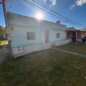 Casa De 2 Dormitorios + 3 Monoambientes + Taller Con Fosa En Amplio Terreno