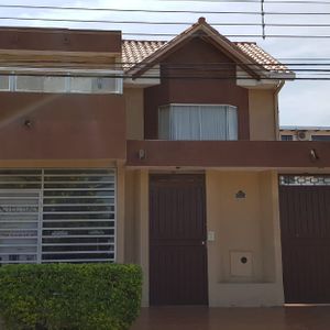 Casa De 2 Pisos Con Tienda A La Calle Info 71026885