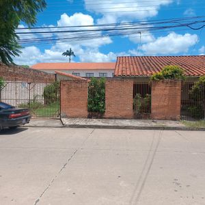Casa En Venta De 5 Dormitorios En Cotoca