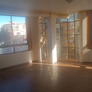Departamento En Alquiler De 4 Dormitorios Y Un Escritorio En Sopocachi
