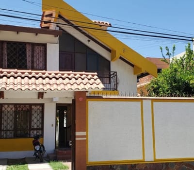 Casa Bien Ubicada Próxima Av. América Y Melchor Perez 178 M2