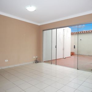Casa De 3 Dorm. Sobre Av. Banzer Con Precio Economico!