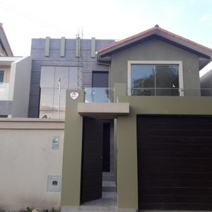 Hermosa Casa Zona Trojes, Próxima Colegio Tiquipaya