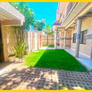 ¡casa De 4 Dormitorios Y 3 Pisos En Zona Residencial En Venta!