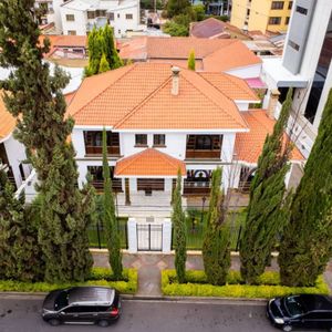 En Promoción – Casa En Venta Con Amplio Jardín Y Casa De Visitas