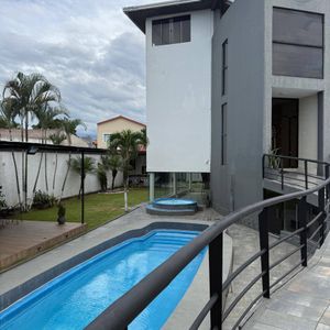 Espectacular Casa Con Piscina En Alquiler En Urubo