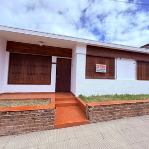 Hermosa Casa Esquina, Rincón Y Catalá, A Tres Cuadras De Lecueder