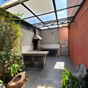 Departamento En Venta Con Patio Y Parrillero Privado - Achumani
